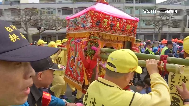 隨香喊跟全程！信眾求子成功、帶虎爺還願