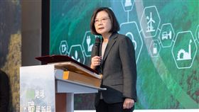 蔡英文總統今（18）日出席「ESG永續台灣第四屆國際高峰會」開幕典禮。（圖／總統府提供)