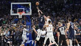 厄文（Kyrie Irving）面對約基奇（Nikola Jokic）防守最後0秒出手，左手拋投超乎奇技地勾射命中，率隊以107：105「絕殺」金塊。（圖／美聯社／達志影像）