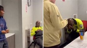 普羅維登斯學院的男孩們為警衛莫迦吉送上旅費，助他回家探望十多年不見的家人。（圖／翻攝自Tiktok）

