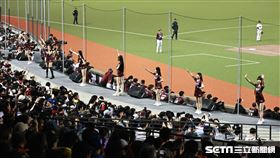 ▲樂天桃猿啦啦隊Rakuten Girls樂天女孩，場邊熱情應援。（圖／記者劉彥池攝影）