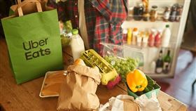 Uber Eats消費者當中，約有7成表示「方便性」為經常使用首要因素，其次為「餐飲與商品選擇多」和「快速送達」。（圖／Uber Eats提供）