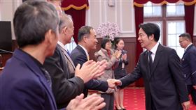 副總統賴清德今（18）日接見「第30屆全國大專院校傑出服務性社團暨社團領袖傑青獎」得獎代表、指導老師及國際傑人會中華民國總會重要幹部。（圖／總統府提供)