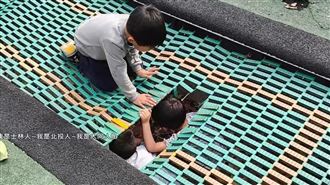 公園彈跳床現「天坑」家長控孩童恐受傷