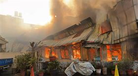 台中洲際棒球場，一旁鐵皮工寮火警，火勢延燒2戶，灌救，無人傷亡(圖／翻攝畫面)