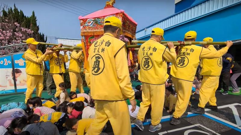 白沙屯媽祖進「幼兒園」賜福　畫面超可愛