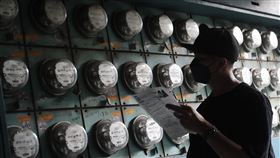 電價審議會27日召開  擬平均調幅5%為基準電價費率審議會將於27日下午舉行，以平均調幅5%為基準，用電大戶上漲似乎成定局；不過考量通膨壓力，每月1500度小商家是否調整為討論重點之一，若小商家不漲，將牽動工業與民生用電大戶調幅，台電已備妥8%等各項調幅方案，待27日拍板。中央社記者裴禛攝  111年6月26日