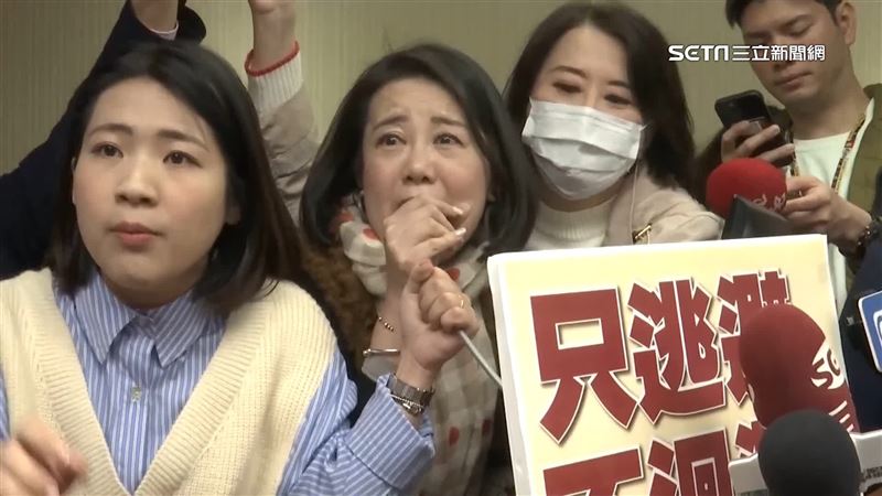 要求王育敏利益迴避　藍綠女力搶麥爆推擠