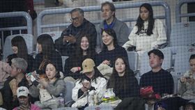 ▲大谷翔平老婆田中真美子，在場邊觀看道奇、韓國隊友誼賽。（圖／美聯社／達志影像）