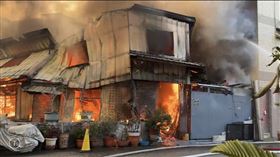 ▲台中市洲際棒球場附近一鐵皮工寮大火，延燒10戶，所幸無人傷亡。（圖／林姓讀者提供）