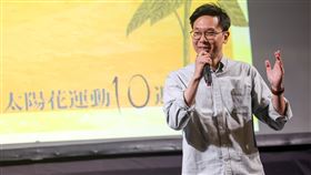 林飛帆出席太陽花學運10週年紀念晚會318學運邁入10週年，台灣經濟民主連合18日發起晚會，號召民眾重回街頭，昔日學運領袖林飛帆（圖）上台回憶10年前的訴求，再次表達反對重啟服貿的立場。中央社記者吳家昇攝 113年3月18日