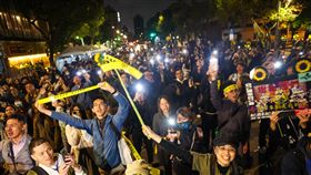 太陽花學運10週年  民眾合唱島嶼天光（1）由「台灣經濟民主連合」發起，超過30個公民團體合辦的「太陽花運動10週年晚會」，18日在立法院旁的濟南路舉行，現場民眾在晚會最後合唱歌曲「島嶼天光」。中央社記者吳家昇攝  113年3月18日