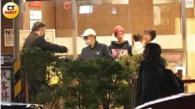 黃子佼走出陰霾與友人聚餐　孟耿如燦笑享受溫馨天倫樂（圖／CTWANT）