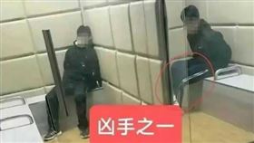 國中生慘遭霸凌亡！「鐵鍬打爛臉」棄屍菜園　3同學拘留室翹腳睡覺（圖／翻攝自微博）