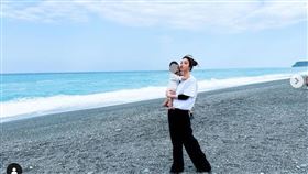 許維恩日前全家到海邊遊玩。（圖／翻攝自IG）