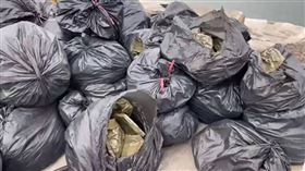 ▲漁港驚現大量黑色塑膠袋「全是國軍過期口糧」 澎防部認管理疏失（圖／翻攝自YouTube）