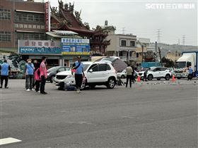 白沙屯香燈腳騎機車遭撞　阿伯卡車底重傷（圖／翻攝畫面）