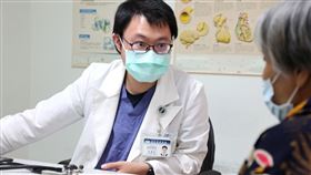 王惠生醫師建議，若有上呼吸道或腸胃道感染的症狀，後續合併喘、胸悶、頭暈、持續心悸等症狀，就應盡速就醫避免引發更嚴重的合併症。（圖／翻攝自花蓮慈濟醫院）