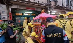 媽祖婆超晃！大甲市區「突180度大迴轉」衝他家　全家感動跪拜（圖／翻攝自白沙屯媽祖網路電視台YT）