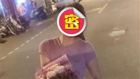 北市萬華區一名43歲陳姓角頭昨晚撞見王姓前女友與徐姓男子等人親暱聊天，他醋勁大發，找來5名小弟和友人向對方嗆聲，雙方爆發衝突當街械鬥，徐男一方有3人遭砍傷，警方到場逮捕8人，但陳姓主嫌仍在逃。據了解，王姓女子為陳男的前女友，2人已分手多年，王女的照片也因此事曝光。