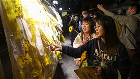 太陽花運動10週年  民眾參加紀念晚會（3）為紀念318太陽花學運10週年，台灣經濟民主連合攜手多個公民團體，18日在立法院外舉行晚會，並提出3大訴求，參與民眾也在布條上留言，表達立場。中央社記者吳家昇攝  113年3月18日