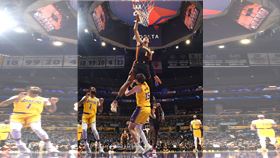 ▲老鷹強森（Jalen Johnson）飛過湖人里夫斯（Austin Reaves
）爆扣。（圖／翻攝自老鷹推特）