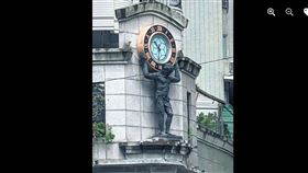 其中去（2023）年7月來自「路上觀察學院」的諧音梗，將一張抬著時鐘的男子雕像以諧音稱為「抬鐘人」、「擡鐘人」（臺中人），在當時於社群上帶起一股諧音熱潮。（圖／翻攝自路上觀察學院）
