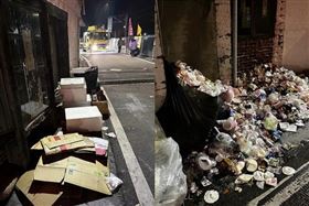 香燈腳大軍亂丟垃圾　家前變垃圾山超崩潰（圖／翻攝FB白沙屯媽祖勇腳粉絲團）