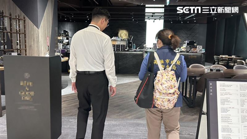 高雄知名連鎖咖啡廳吃到生雞肉　她：噁心
