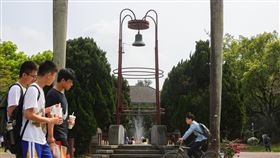 台大學期擬改為16加2週彈性教學台灣大學20日舉行校務會議，會中通過將學期上課週數由現行18週，改為16週加2週彈性教學，讓學生出國交換、實習更方便。圖為台大校園內知名景點傅鐘。中央社記者謝佳璋攝　110年3月20日