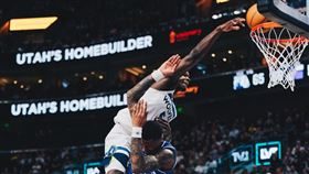 灰狼艾德渥斯（Anthony Edwards）第三節上演一次兇殘無比的暴力隔扣。（圖／翻攝自灰狼官方X）