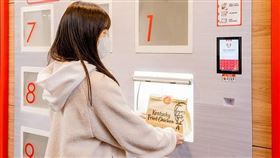 400位員工表情摸擬生成的AI實習店員卡拉搭配「肯為您服務」大使（業配勿用）