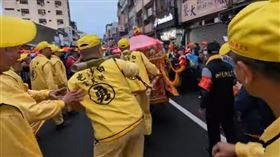 媽祖婆超晃！大甲市區「突180度大迴轉」衝他家　全家感動跪拜（圖／翻攝自白沙屯媽祖網路電視台YT）