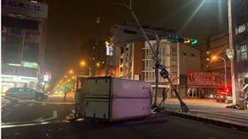 駕駛凌晨恍神物流貨車撞上分隔島翻車。（ 圖／翻攝畫面）