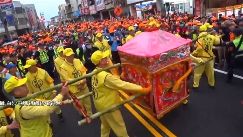 粉紅超跑再起駕！鎮瀾宮內道別喊：常來啦