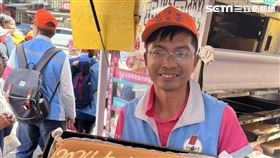 白沙屯媽祖進香經過台中沙鹿，蛋糕店老闆發放結緣美食。（圖／記者鄭尹翔