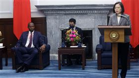 蔡總統：台史未來將攜手找尋更多合作機會總統蔡英文（右）19日接見史瓦帝尼王國總理戴羅素（H. E. Russell Dlamini）（左），感謝史瓦帝尼長期支持台灣國際參與，並指出未來雙方將在既有基礎之上，找尋更多合作交流機會，進一步鞏固邦誼。中央社記者鄭傑文攝  113年3月19日