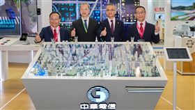 中華電信董事長郭水義(右二)、中華電信企分總經理張本元(右一)、中華電信國分總經理陳錦洲(左一)陪同國發會主委龔明鑫(左二)蒞臨中華電信展區，參觀智慧交通解決方案。（圖／中華電提供）