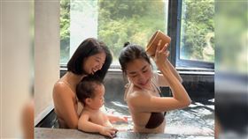 黃麟雅與鄭珈恩在依山傍水的景觀湯屋裡，享受南勢溪帶來的療癒氛圍。（圖／黃麟雅提供）