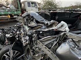 ▲國道三號328公里北上烏山頭路段，19日下午發生死亡車禍，1輛大貨車疑似失控撞進內側護欄，導致後方轎車閃避不及追撞，年約40多歲轎車駕駛明顯死亡。（圖／翻攝畫面）