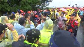 白沙屯媽祖第二天起駕遇大雨　香燈腳不畏低溫短袖衝