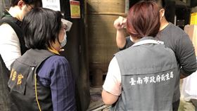 東成醬油「古法釀造」涉造假  南市府稽查台南老字號醬油廠東成醬油標榜以古法釀造，卻遭爆料向其他大廠購買基底醬油調味，再貼上東成商標對外販售，涉嫌欺騙消費者，市府衛生局獲報後，19日下午會同相關單位前往製造場所展開調查。（台南市政府提供）中央社記者楊思瑞台南傳真  113年3月19日