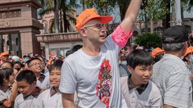 吳鳳帶妻子一起走白沙屯（圖／翻攝自臉書）