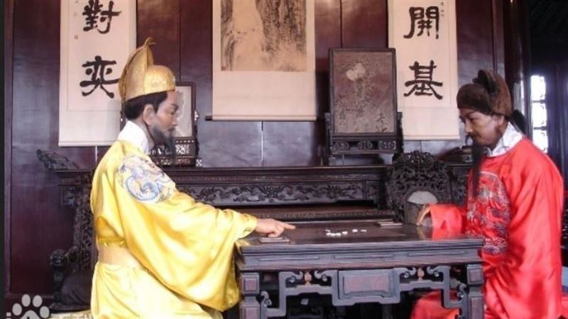 徐達下棋輸了！朱元璋細看棋盤大笑：重賞