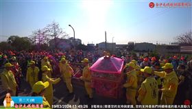 白沙屯媽祖鑾轎90度轉彎進幼兒園。（圖／翻攝自白沙屯拱天宮臉書）