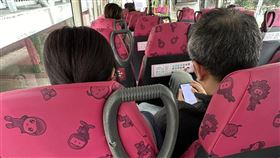 夫妻搭公車「看抖音轟炸全車」！妹子放大悲咒火力壓制（圖／翻攝自臉書西環變幻時）