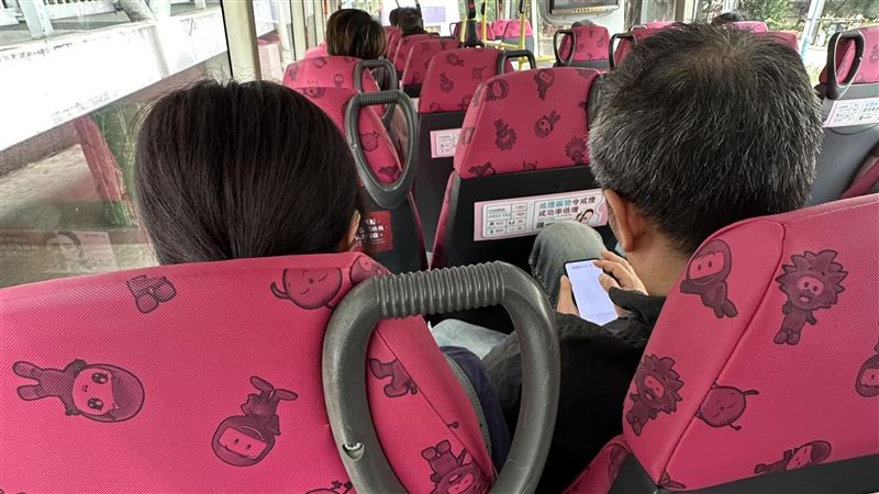 夫妻公車大聲看抖音　妹子怒播大悲咒反擊