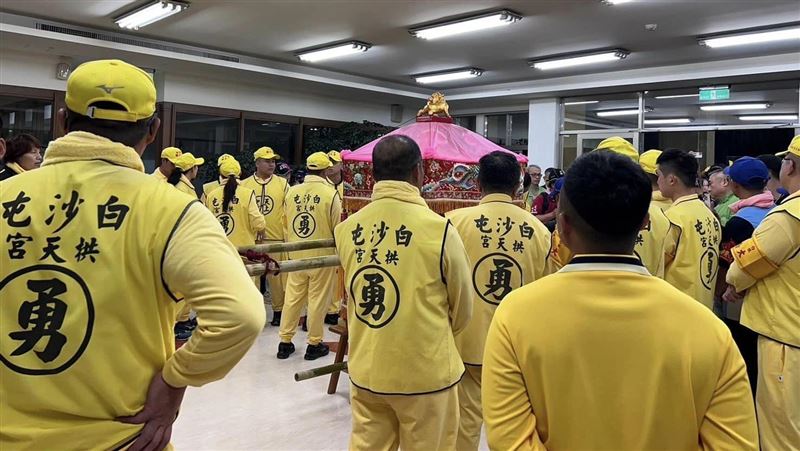 媽祖「劇烈搖晃」衝興農公司！地板有亮點