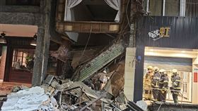 ▲大安區文昌街一民宅2樓樓地板塌陷，2層樓的建築，瞬間只剩1層樓。所幸民宅無人居住，無人傷亡。（圖／翻攝畫面）