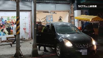 與店家口角　男深夜倒車衝撞棋藝館大門